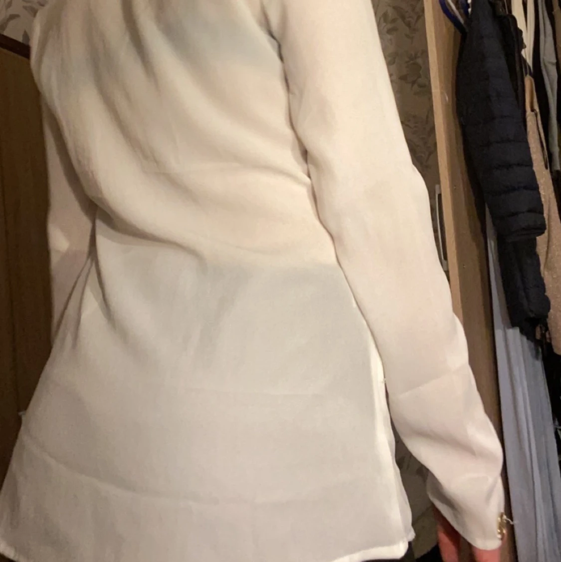 Vit blus med detalj  - 90