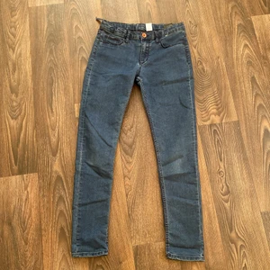 Ett par jeans och ett skärp - Jeansen är välanvända, skärpet är bara testat. Jeansen har gått sönder lite som ni ser på bilden och det är därför priset är lågt.