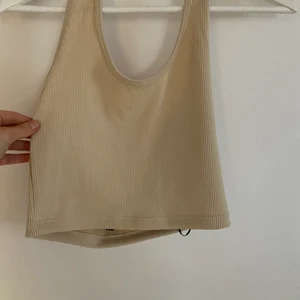 Topp från hm - En snygg stilren topp, aldrig använd 