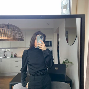 Blus med öppen rugg - Blus med öppen rygg från Gina tricot, aldrig anvönd