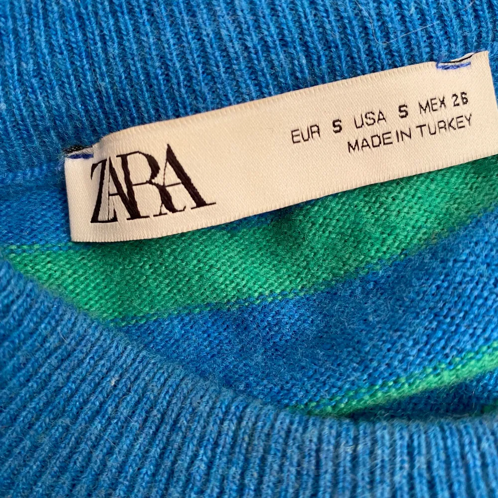 Stickad skön tröja från ZARA, sparsamt använd i storlek S. Slutsåld!  ❤️Om ni vill veta exakt fraktkostnad; meddela mig så väger jag det elr tryck köp nu❤️. Stickat.