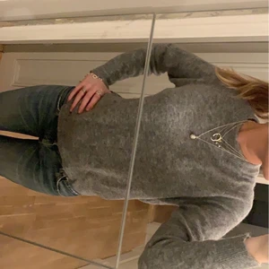 Snygg stickad  - Snygg stickad tröja från zara💗💗jätte skönt material och snygg till allt. Perfekt nu i detta väder. Helt slutsåld på hemsidan. Endast använd 2 ggr så väldigt bra skick! Nypris:359 kr (om fler är intresserade, kan det bli budgivning!)