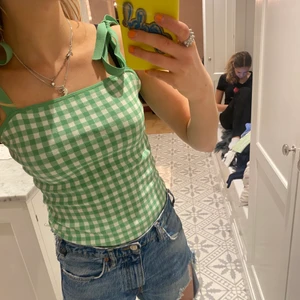 &other stories body - Säljer denna supersnygga body från &other stories 