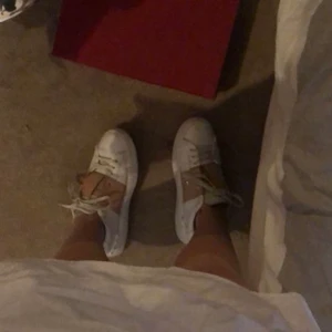 Valentino garavani skor - Säljer mina älskade valentino skor❣️använda ganska mycket ny pris runt 5000-5400kr. Kommer med dustbag och den röda skokartongen skorna är självklart äkta❤️ Kan mötas upp i Stockholm eller frakta med spårbar frakt. Storlek 38 men tror dom passar 39 också 