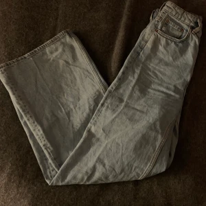 Ace jeans från weekday - Jättefina blåa jeans från weekday i modellen ACE. Sitter superfint och är utsvängda, strl w 25 L 34. Skriv privat för frågor eller fler bilder🥰 säljer för 100kr + frakt 