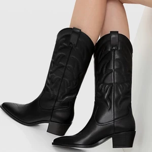 Strandstravius boots - Söljer dessa fina boots då jag bara andvänt dem en gång. Dem är i ett jätte bra skick och letar efter ny ägare så att säga. Hör av er vid eget pris eller fler bilder. Köpta för 699kr