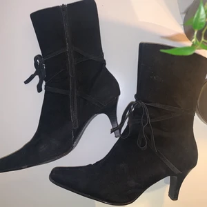 svarta sammetsklackar - otroligt snygg platt tå och fina detaljer men tyvärr för små för mig! hör av dig för fler bilder:) klacken är ca 7cm