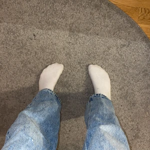 Gina jenas  - Fina jenas från Gina som är förkorta dom är i storlek 30 och passar bra på ngn som är runt 1,60, har en liten ”skada” på låret men synds  knappt! annars är dom i bra skick, köpte för 600kr men säljer för 110kr plus frakt skriv om ni undrar ngt💞