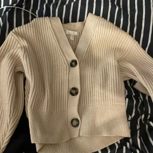 Stickad tröja HM beige - Mysig kofta från hm