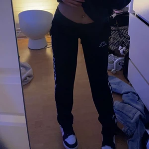 ’Kappa’ byxor - Fina byxor ifrån Kappa som är uppsydda, passar mig som är 155-158 skulle jag säga! Sparsamt använda, jag bjuder på frakt💕