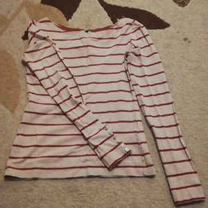 Trendig begie tröja med röda ränder - Längd i fram, 50 cm, längd i bak 53 cm. Långärmad tröja från hm, storlek XS-m. 95% bomull, 5% elastan. Om du vill ha laverans, 50 kr. 
