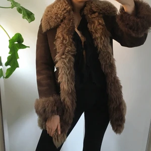 Fårpäls kappa  - Säljer min älskade fårkappa. Säljer på grund av att den tyvärr är för liten. Riktigt varm och i stadigt material. Dessvärre några fläckar här och var (se bild 3). Skriv till mig privat om du vill se fler bilder eller har frågor kring mått osv. (OBS! Kappan säljs på upphämtning i Stockholm, jag kan även tänka mig att mötas upp om det inte är allt för långt) ❄️