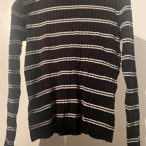 randig tröja - Superfin randig tröja från h&m. ⚡️⚡️⚡️ Storlek M men passar bra på mig som är storlek S