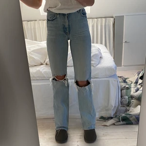 Jeans från Zara  - Säljer dessa snygga blå högmidjade jeans med hål från Zara i eur 32 pga att jag växt ur dom💙