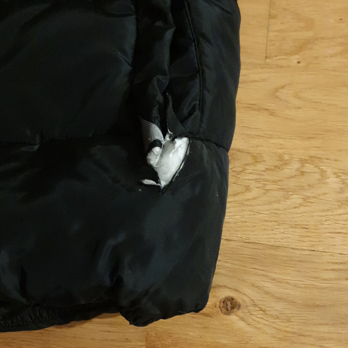 Härlig svart vinterjacka med reflexband - 90