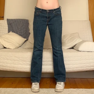 Levis Jeans - Säljer dessa Levis jeans i storlek Medium! 84cm midja och 77cm innerbenslängd💕Jag på bilderna är 172cm och brukar ha storlek 38/W28/S-M❤️