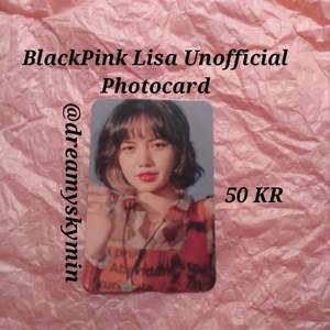 Unofficial Photocard på Lisa från BlackPink. Kvalitén är lika som på andra Photocards. Fri frakt bara 50 KR, du får med sig freebies på köpet!✨