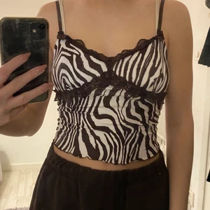 Linne - Brunt/vitt zebramönstrat linne. Helt oanvänt bara testat. Storlek Xs/S väldigt stretchigt. Säljer för 70 + frakt 📦 
