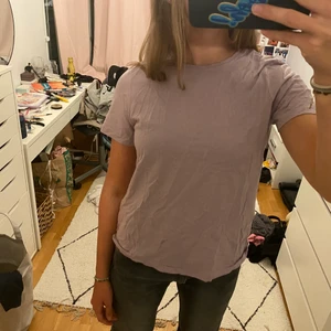 Lila tshirt  - Jättefin lila tshirt från Zara💘 Fint skick men har en liiten fläck, kan skicka bild och den kan gå bort i tvätten🥰