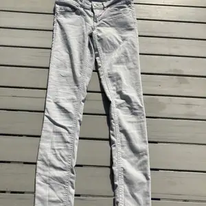 Snygga grå skinny jeans med low raise från bik bok. Bra skick. Säljs pga de inte används.