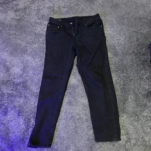 Svarta jeansbyxor - Sköna svarta jeans köpta på carlings. Säljer då dem inte kommer till användning. Dem har små skrapmärken på ena benet som man knappt märker. dem går ner till fötterna på mig som är 175. Du som köper får betala frakten!