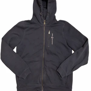 Sail Racing Hoodie  - Säljer denna ass sköna sail racing hoodien för att den är för liten för mig. Det är strl 170. Den köptes för 900kr men säljer den nu billigt för att jag inte har någon plats i min garderob. Skick 7/10. 