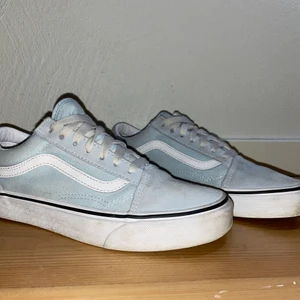 Vans skor  - Säljer mina ljusblåa vans skor som är använda några fåtal gånger. Skornar i storlek 36.5 och är ett ett väldigt fint skick! Köparen står för frakten💙