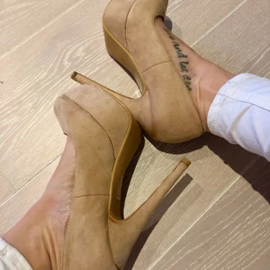 Pumps från Nelly, storlek 37 - Oanvända beiga pumps i storlek 37 från Nelly. Endast använda för provning.