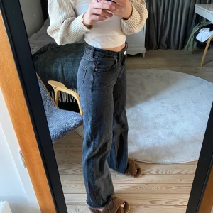 Jeans - Säljer nu mina populära vida jeans från monki dom dom blivit lite stora tyvärr😫 