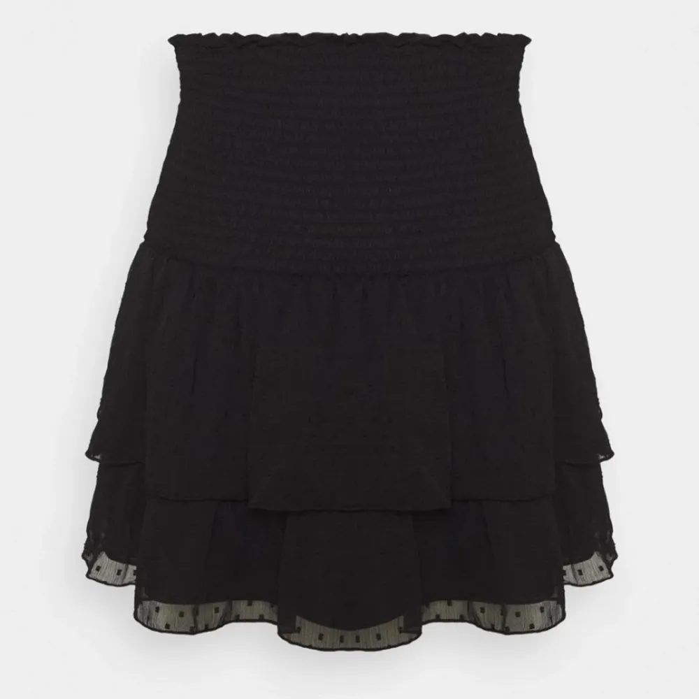 Säljer min superfina svarta volangkjol från ginatricot (lizette smock skirt). Älskar verkligen den och den passar till allt och alla tillfällen!! Men den är tyvärr för liten för mig så måste sälja vidare. Riktigt bekväm dessutom :)🌸. Kjolar.