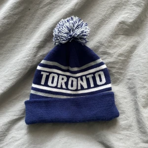 Y2k mössa - En mössa med boll som är köpt på stadium förra vintern. Inga tecken på användning. Passar alla!