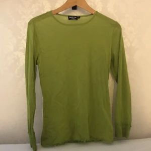 Y2k tröja - Säljer den här gröna mesh tröjan som är väldigt Y2k i stilen. Den är aldrig använd och köpt secondhand men tvättad och fläckfri! Jag möts upp i centrala Uppsala eller skickar mot fraktkostnad🥰 Kontakta mig vid frågor eller fler bilder❤️‍🔥