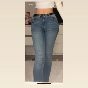 Blåa jätte fina jeans! - Jeans från Pieces, skärp ”hållarna” på sidorna har gått upp men kan sy tillbaka de för 80kr extra. Jätte fina jeans men säljer då dem inte kommer till användning så jag inte är ett större fan av jeans.