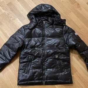 Svart jacka - Svart glansig jacka. Den va lite stor i storleken vilket är anledningen till att jag säljer den. Strl S men liknar M