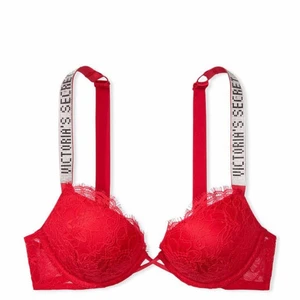 Röd Victoria secret bh - Säljer nu min jättefina röda bh från Victoria Secret! Bara testad och mycket bra skick, den har jättefina glittriga band där det står Victoria Secret. 