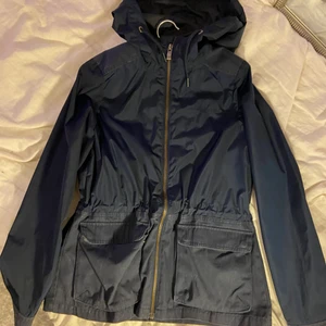 vår jacka  - vår jacka med regn jacka material. Den är i marinblå med både fickor och luva🥰