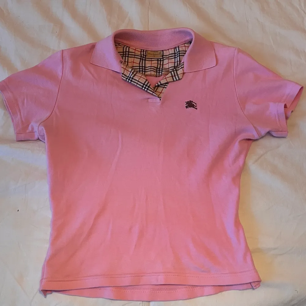 Jätte fin rosa burberry pike tröja! Kommer tyvär inte till använding därav säljs den. Bra skick, inga defekter alls. . Tröjor & Koftor.