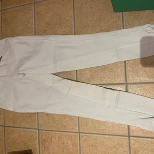 Tävlingsridbyksor - Vita tävlings ridbyxor vita stolen 160.  Hör gärna av dig 😍👍