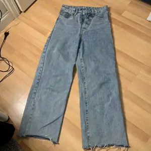 Snygga blåa lösa jeans som är i storleken xs (passar även som storlek S)