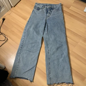 Jeans - Snygga blåa lösa jeans som är i storleken xs (passar även som storlek S)