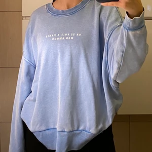 Tröja - Berska  - Uttvättad ljusblå tröja. 