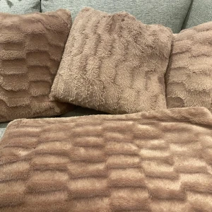 Soffkuddar med filt - Fint skick finns i älvsjö 