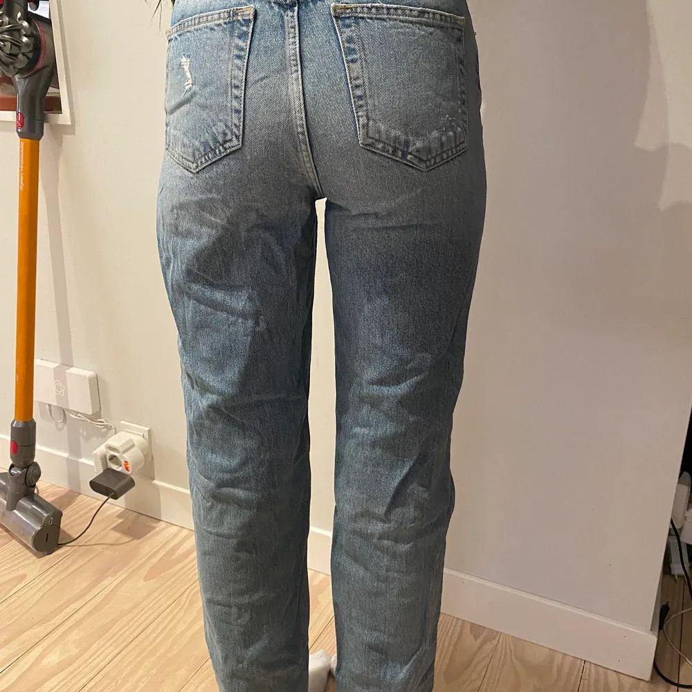 Supersnygga, högmidja ,måttligt använda , ljusblå, trasiga knän och lår vid konstruktion. Limited edition . Jeans & Byxor.