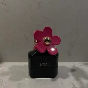 Marc Jacobs Daisy Hot Pink Edition 100ml, nästan full och endast använd fåtal gånger, går inte att köpa längre i butik❤️