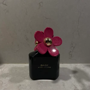 Marc Jacobs - Marc Jacobs Daisy Hot Pink Edition 100ml, nästan full och endast använd fåtal gånger, går inte att köpa längre i butik❤️