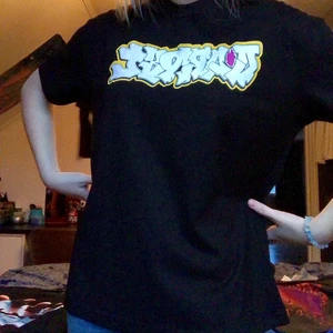 T-shirt  - Säljer denna Carpet T-shirten pga den inte kommer till användning. Sparsamt använd o i mycket bra skick. Materialet är lite tjockare än vanliga t-shirts. Nypris:400kr