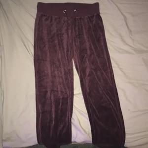 Mjukisar - Detta är ett par jätte sköna mjukisar i vinrött, i S och band i midjan! Stretchiga och ganska långa ! (PRIS GÅR ATT DISKUTERA) 