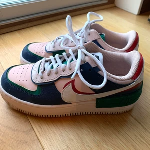 Air force 1 - Säljer dessa skor då de inte kommer till användning. Använda ett fåtal gånger så de är i väldigt bra skick! Köpta på &other stories för 1300. Köparen står för frakt💕