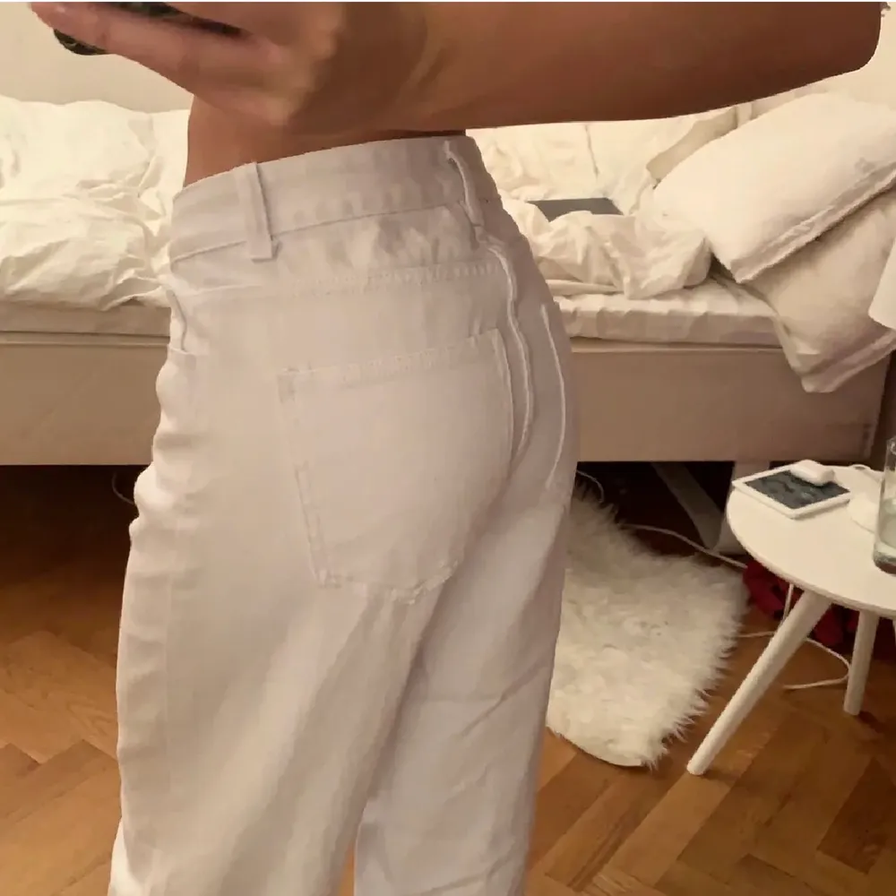 Säljer såå snygga lowwaisted jeans aldrig använda! Passar någon lite kortare än 168cm med långa ben! Nypris 499kr. Farkut & Housut.