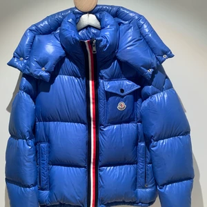 Moncler montbeliard - Moncler jacka i bra skick, enbart waterstained som gör gå bort i tvätt. färgen skyblue. Passar M/L. Finns två dragkedjor så man kan välja om man vill att randen i mitten ska synas eller inte.